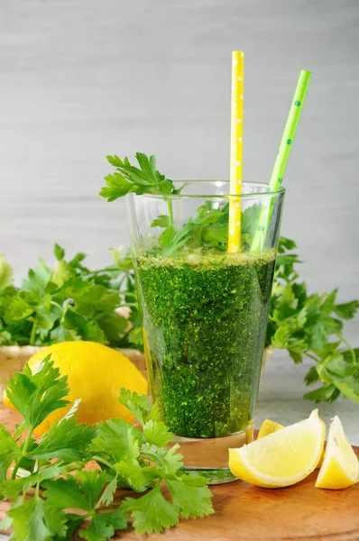Taze organik detoks yeşil smoothie maydanoz, kereviz ve limon ile  