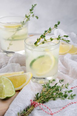 Cin, limon suyu veya limon suyu ve notlar kekik temelinde kokteyl. Bir yaz günü kokteyl serinletici bir ile kendinizi şımartın.