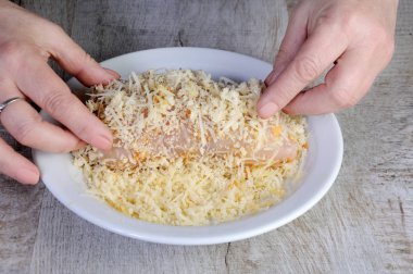   Yemek. Ekmekli tavuk dolması kırıntı kırıntıları rendelenmiş parmesan peynirli karışımı içeri girin. . Adım adım tarifi. Yemekleri pişirme sahne hazırlığı. Serisi.