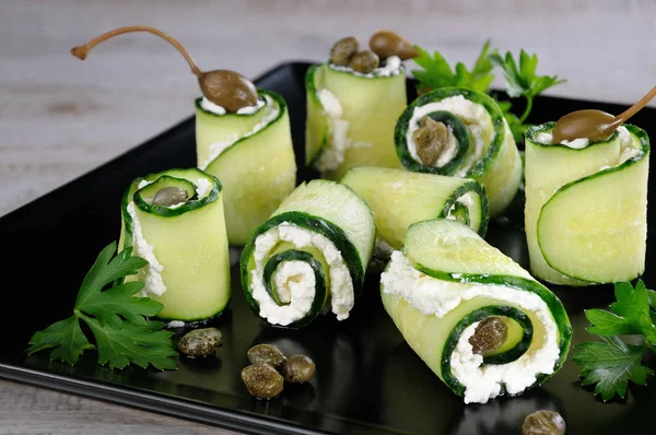 Rolos Pepino Com Recheio Ricota Alcaparras Estes Rolos Com Tamanho — Fotografia de Stock