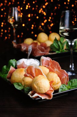Coccoli İtalya'dan iştah açıcı olduğunu. Pizza hamur topları kızarmış ve tuz ile serpilir jambon ve peynir ile görev yaptı. Geleneksel yemek sırasında Noel Period.They de denilen pittule o pettole, ben Coccoli toscani, Coccoli Fiorentini .