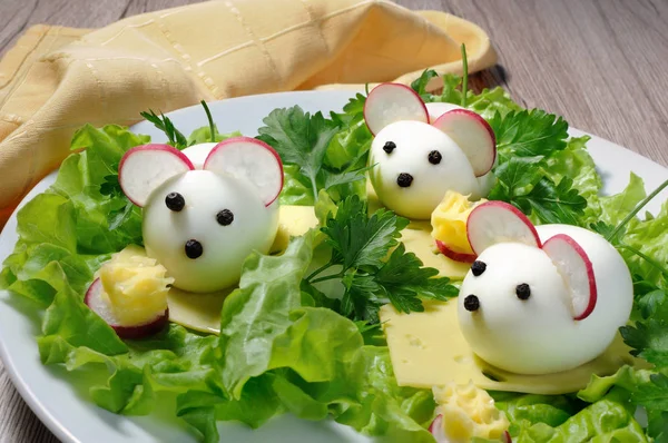 Ünnepi Gyermek Snack Főtt Tojás Saláta Levelek Sajtot Kockákra Egerek Stock Kép