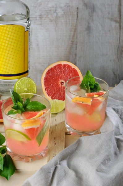 Cocktail Aus London Dry Gin Mit Saft Aus Gepresster Roter — Stockfoto