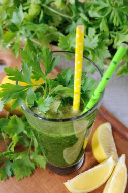 Taze organik detoks yeşil smoothie maydanoz, kereviz ve limon ile  