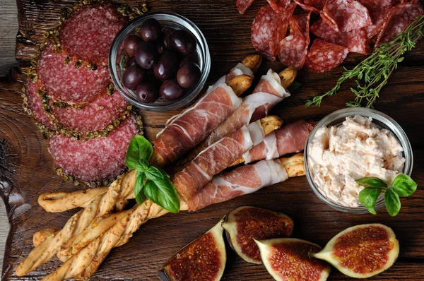 Naczynia Przekąski Antipasto Salami Paluszki Zawinięte Prosciutto Grissini Oliwki Ser — Zdjęcie stockowe