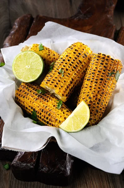 Delicioso Maíz Frito Rallado Con Lima Condimentado Con Especias Especiadas —  Fotos de Stock