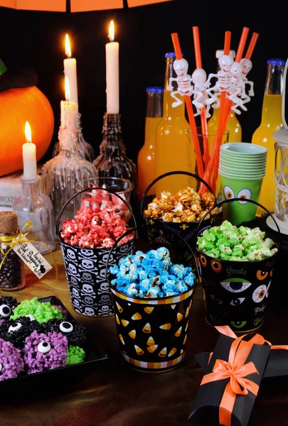 Süß Gefärbtes Popcorn Auf Dem Tisch Inmitten Von Halloween Süße — Stockfoto