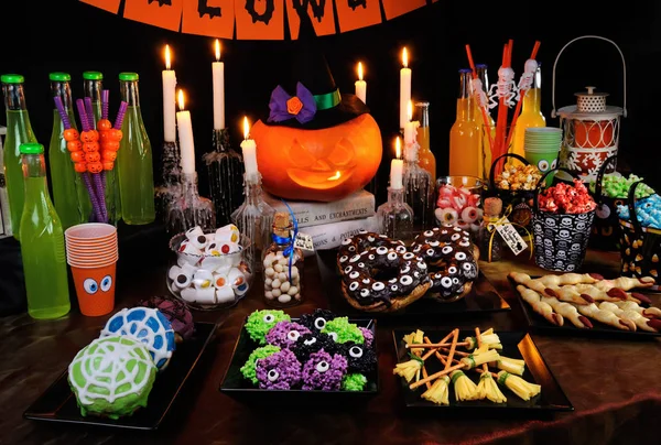 Mesa Buffet Con Dulces Bebidas Cocinada Decorada Honor Halloween — Foto de Stock