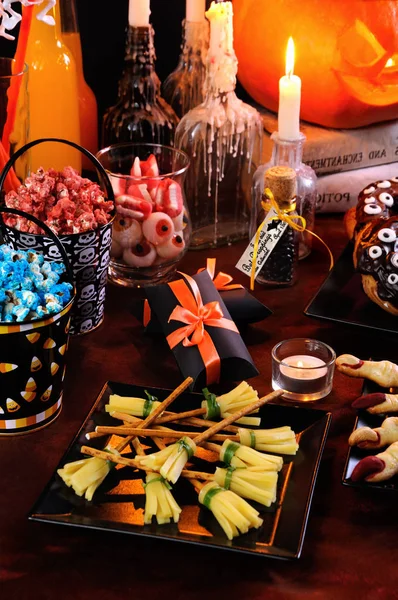 奶酪小吃的形式是女巫扫帚 在自助餐桌上服务以纪念万圣节的好主意 — 图库照片