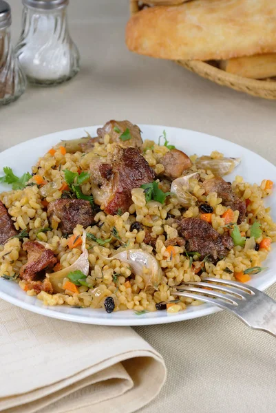 Pilaf Aus Bulgur Mit Fleisch Gemüse Und Berberitzen — Stockfoto