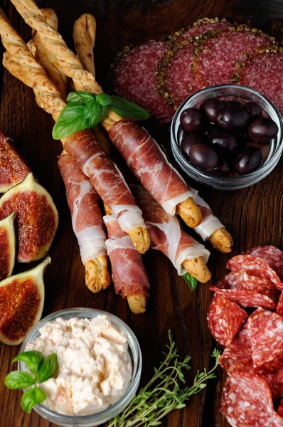 Pão Italiano Fresco Assado Com Parmesão Embrulhado Com Uma Fatia — Fotografia de Stock