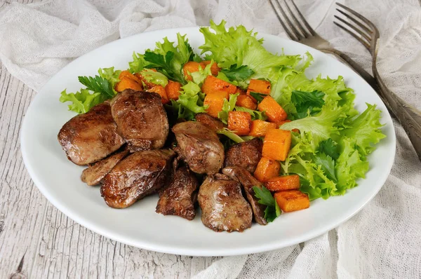 Fígado Frango Frito Com Guarnição Vegetal Abóbora Assada Folhas Alface — Fotografia de Stock