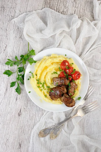 Fígado Frango Frito Com Guarnição Vegetal Purê Batata Tomate Cereja — Fotografia de Stock