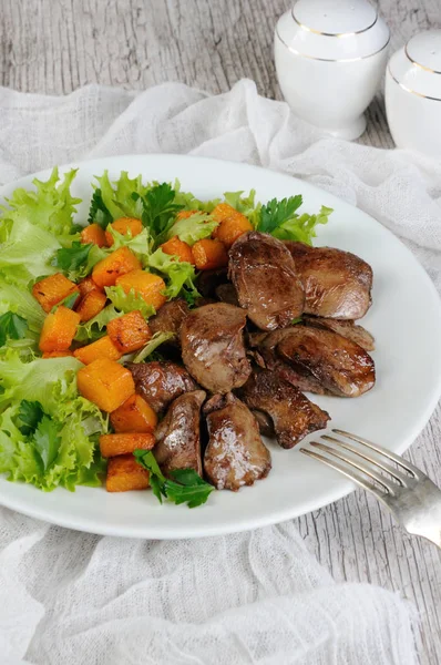 Gebratene Hühnerleber Mit Gemüsegarnitur Gebackener Kürbis Salatblättern — Stockfoto