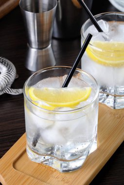 Beyaz bağlantı noktası ve tonik. Bu bir ışık ve ferahlatıcı yaz kokteyl ile Kuru veya tatlı şarap ile ve birkaç damla limon ile karışık beyaz bir liman olduğunu  