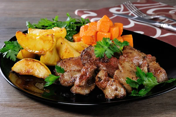 Fígado Frango Frito Com Guarnição Vegetal Abóbora Assada Maçã — Fotografia de Stock