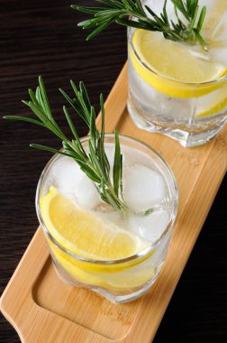 Beyaz bağlantı noktası ve tonik. Bu bir ışık ve ferahlatıcı yaz kokteyl ile Kuru veya tatlı şarap ile ve birkaç damla limon ile karışık beyaz bir liman olduğunu  
