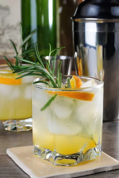 Cóctel Refrigerado Vodka Tónico Con Adición Jugo Naranja Recién Exprimido —  Fotos de Stock