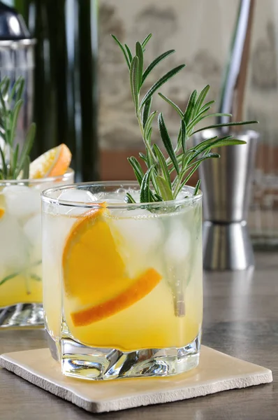 Cóctel Refrigerado Vodka Tónico Con Adición Jugo Naranja Recién Exprimido —  Fotos de Stock