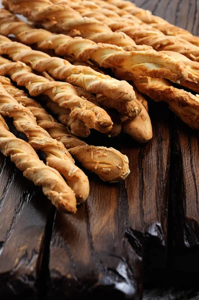Свежие Запеченные Итальянские Хлебные Палочки Пармезаном Grissini Деревянном Столе — стоковое фото