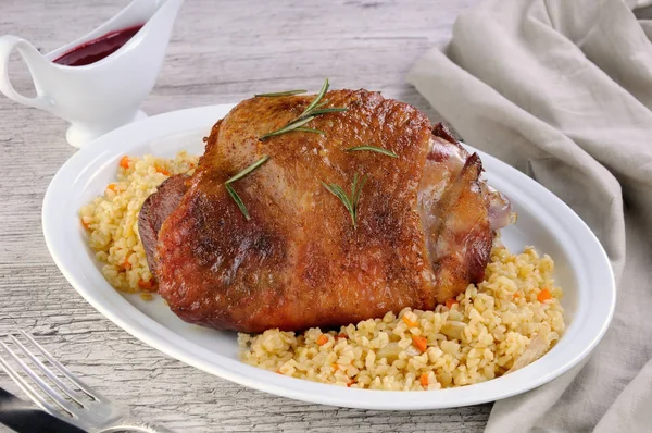 Muslo Pavo Horno Con Bulgur Decorativo Verduras — Foto de Stock