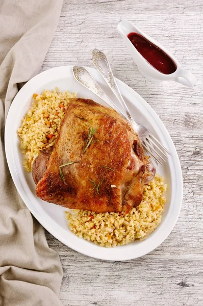 Muslo Pavo Horno Con Bulgur Decorativo Verduras — Foto de Stock