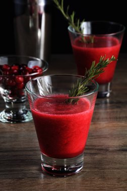 Taze biberiye sapı ile kızılcık suyu yaptı