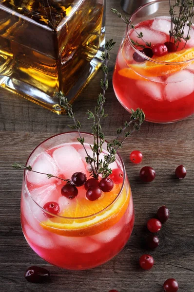 Cocktail Cranberry Laranja Bourbon Smash Com Uma Pitada Picante Tomilho — Fotografia de Stock