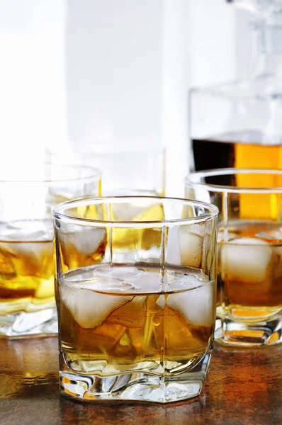 酒精鸡尾酒与白兰地 威士忌或朗姆酒与姜汁 石灰和冰在眼镜 — 图库照片