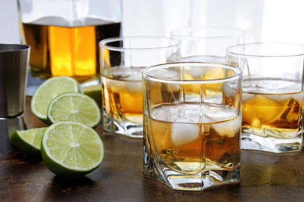 Whiskey with ginger ale and lime — Stock Photo, Image