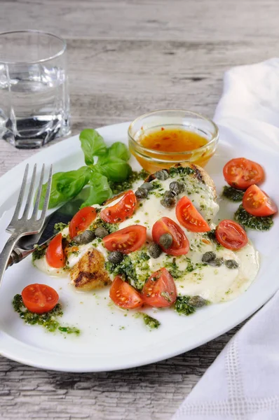 Grillowane Piersi Kurczaka Zwieńczone Topionym Serem Mozzarella Pesto Bazylia Pomidor — Zdjęcie stockowe