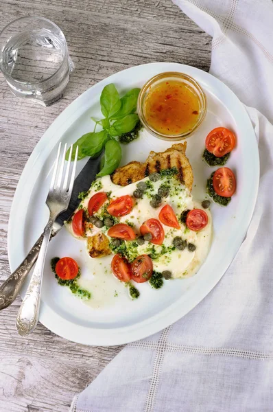 Peito Frango Grelhado Coberto Com Queijo Mussarela Derretido Pesto Manjericão — Fotografia de Stock