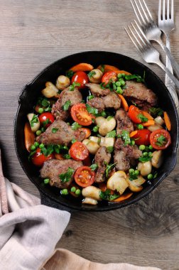 Kızarmış tavuk karaciğer domates, havuç, mantar, bezelye bir tavada sebze garnitür ile