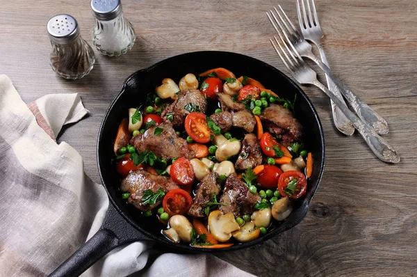 Fígado Frango Frito Com Prato Lado Vegetal Tomates Cenouras Cogumelos — Fotografia de Stock