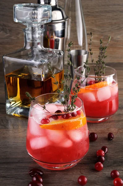 Cocktail Cranberry Laranja Bourbon Smash Com Uma Pitada Picante Tomilho — Fotografia de Stock