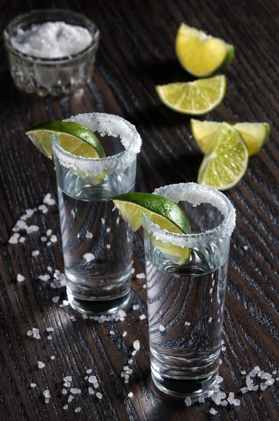 Tequila hoog schot bril met kalk — Stockfoto