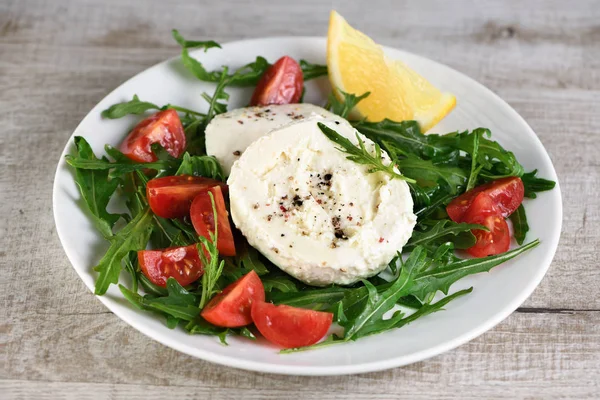 Mozzarella sMozzarella salad with arugulaalad with arugula — Stock Photo, Image