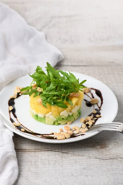Avokado, mango ve mozzarella ile salata — Stok fotoğraf