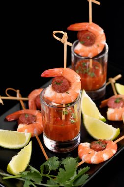 Chorizo sosis ile meze karides