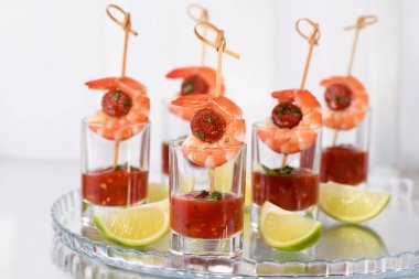 Chorizo sosis ile meze karides