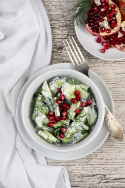 Salatalık ve nar salatası