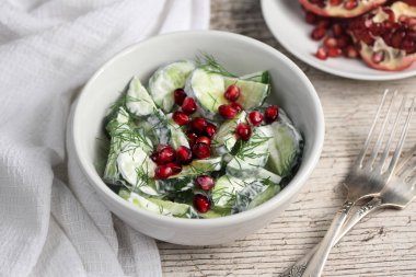 Salatalık ve nar salatası