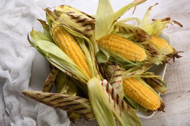 Mısır koçanı ızgarada