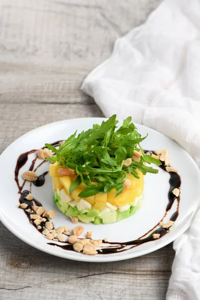 Sałatka z awokado, mango i mozzarellą — Zdjęcie stockowe