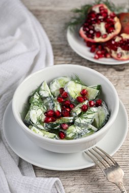 Salatalık ve nar salatası