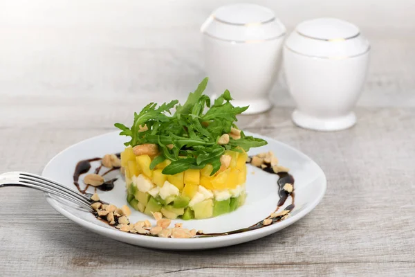 Salad with avocado, mango and mozzarella — Stock Photo, Image