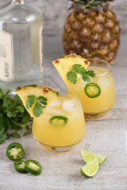 Ananas ve jalapeno ile tekila