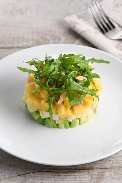 Salada com abacate, manga e mussarela — Fotografia de Stock