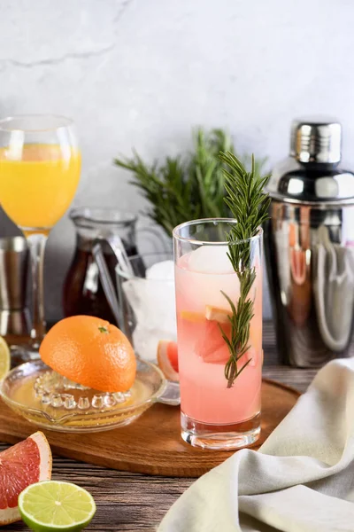 Cocktail Gin Romarin Grenade Sur Une Table Entre Agrumes Boissons — Photo