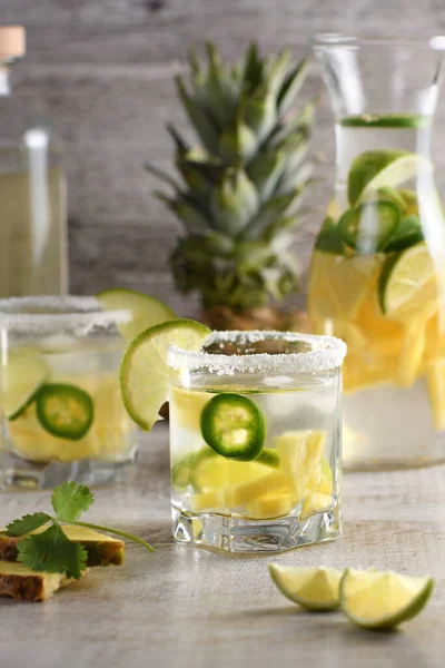 Margarita Picante Tequila Infundido Rodajas Piña Fresca Lima Jalapeño Caliente —  Fotos de Stock